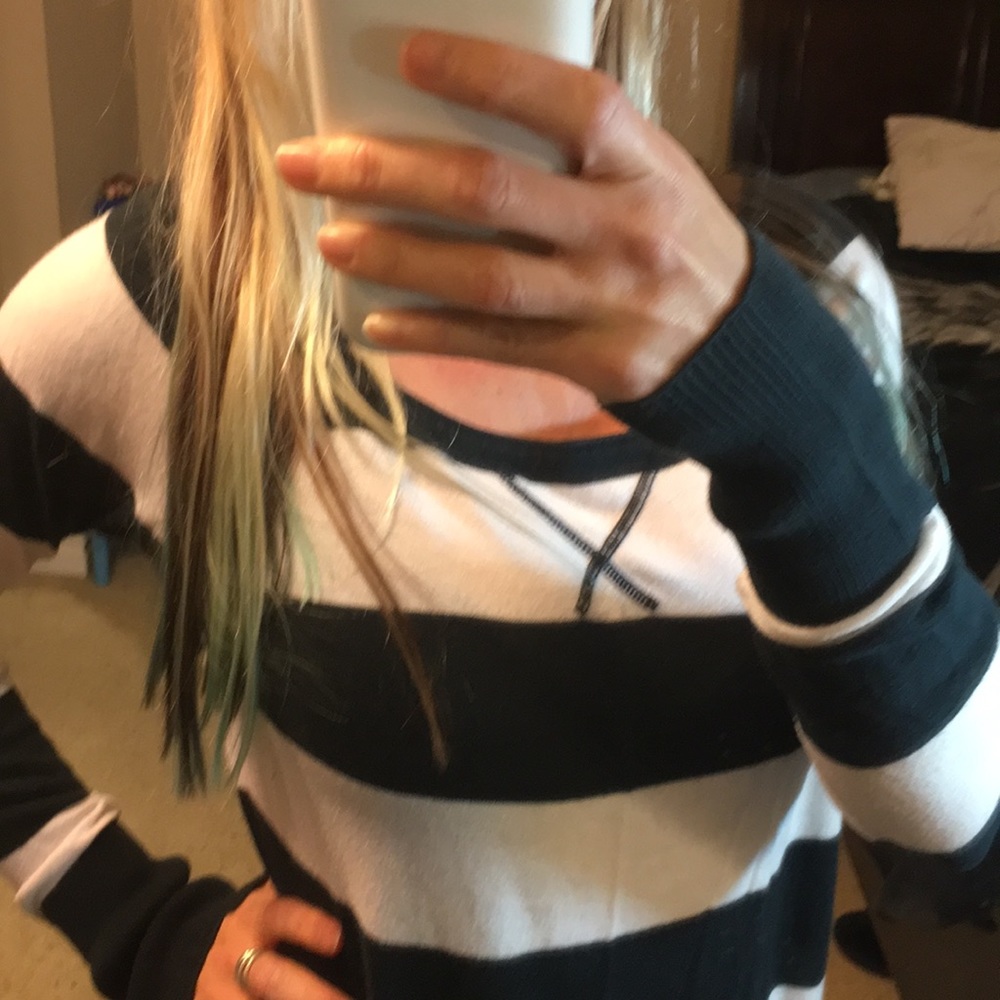 Like new sweater by Hurley - Picture 4 of 8